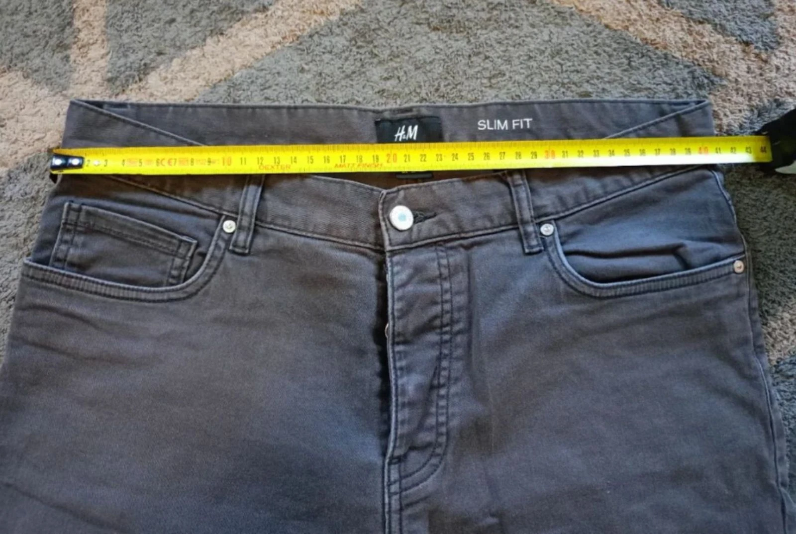 Calça jeans de corte slim fit da marca H&M. – photo 4